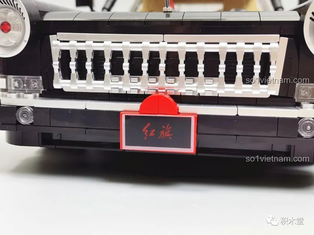 Nắp capo của mô hình Zhimeng Tree T5043 Xe Lễ Tân Hồng Kỳ với bản lề, giúp đóng mở mượt mà.