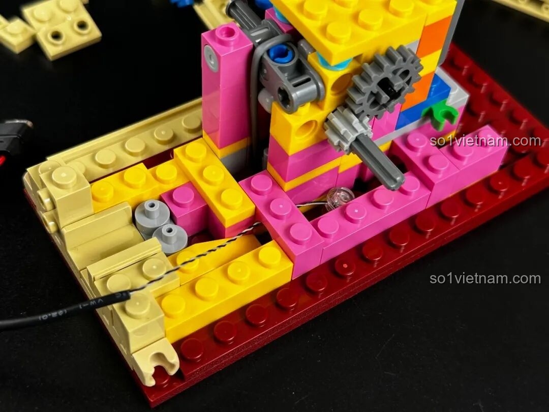 Nắp đậy cổng USB được lắp đặt trên thân máy Pantasy Máy Chiếu Phim Cổ Điển Retro 85010, giữ cho thiết kế liền mạch và thẩm mỹ.