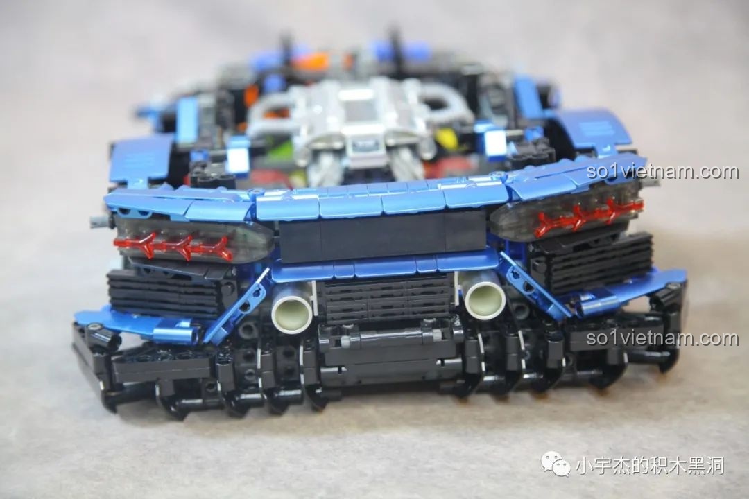 Nắp che động cơ V12 của K-box 10520 được làm từ các chi tiết mạ bạc, tạo điểm nhấn nổi bật cho khoang máy.