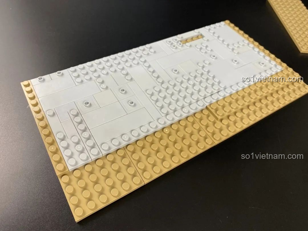 Quá trình lắp ráp phần nền móng của mô hình Sân Sau Khách Điếm Đồng Phúc Pantasy 86221.