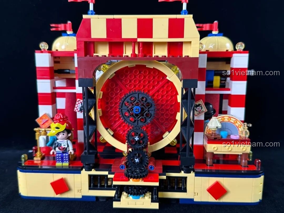 Cận cảnh ngăn kéo bí mật bên dưới sân khấu Keeppley K21302, bên trong có chứa một lightstick hình trái tim.