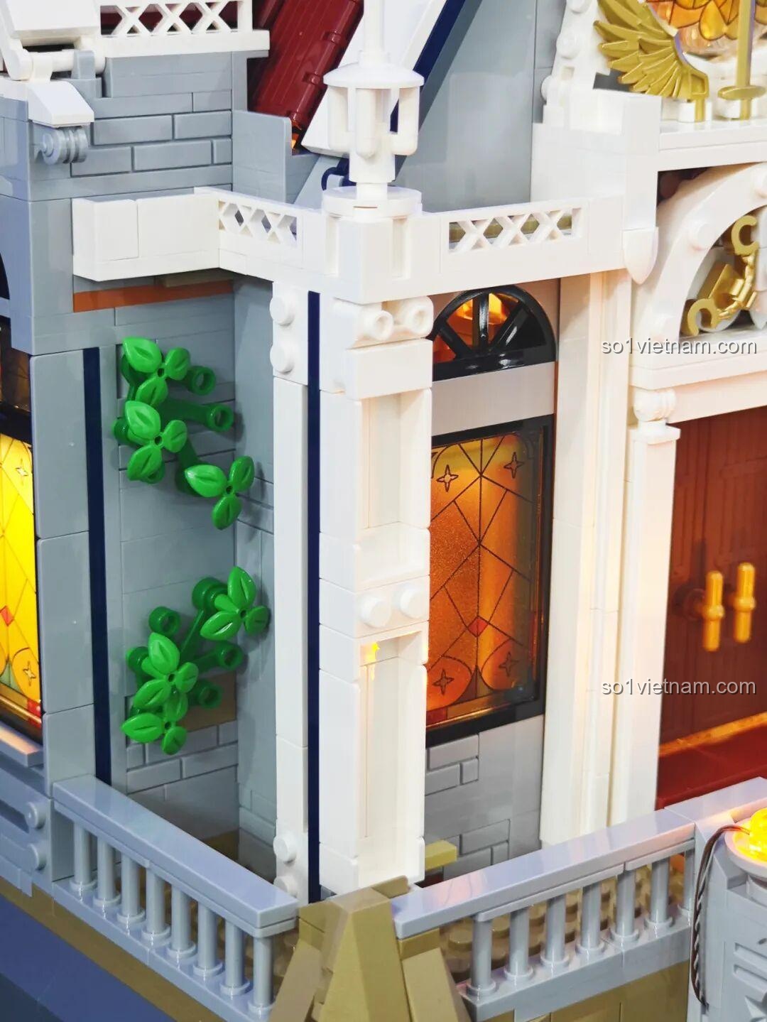 Cận cảnh ngọn đuốc có đèn 'thở' ở cổng Sảnh Tiệc Hoàng Gia Lumibricks L9071, mô phỏng ngọn lửa thật.