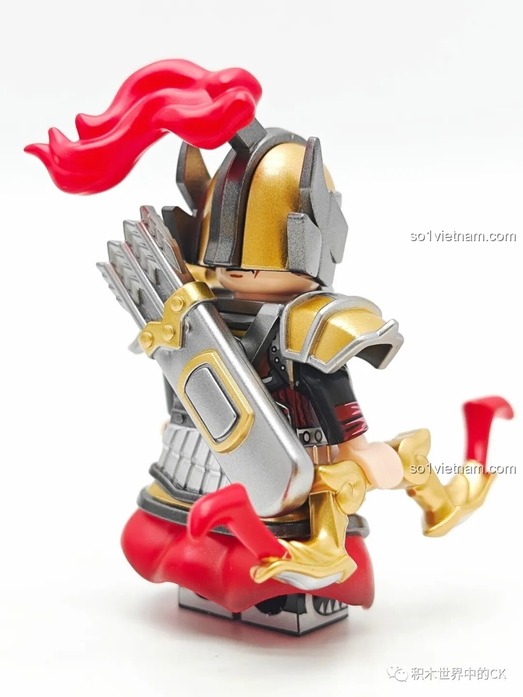 Minifigure Hoàng Trung Kuzhao Studio đã lắp giáp hoàn chỉnh, nhìn từ phía cạnh phải.