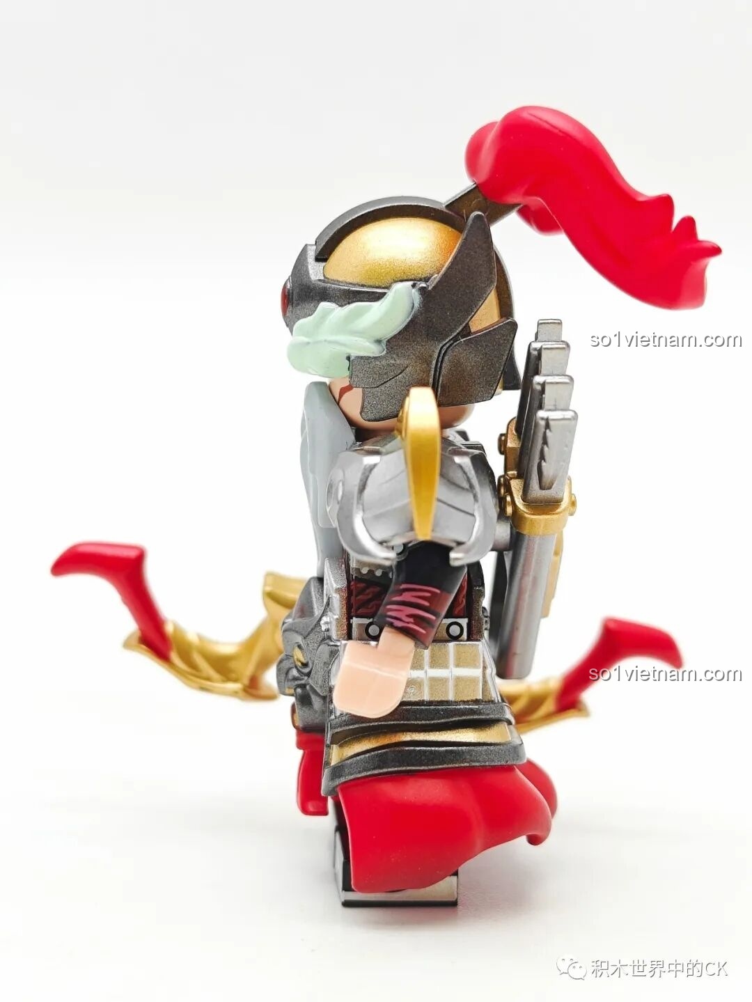 Minifigure Hoàng Trung Kuzhao Studio đã lắp giáp hoàn chỉnh, nhìn từ phía cạnh trái.
