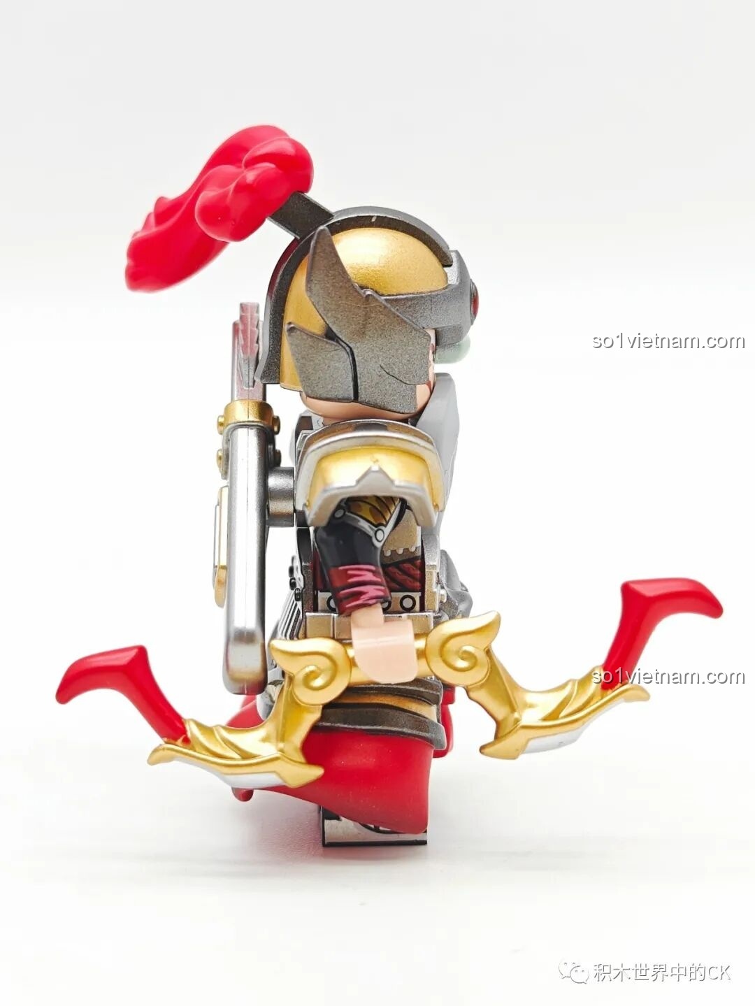 Minifigure Hoàng Trung Kuzhao Studio được trưng bày trên đế, kèm thẻ bài và minifigure cơ bản.