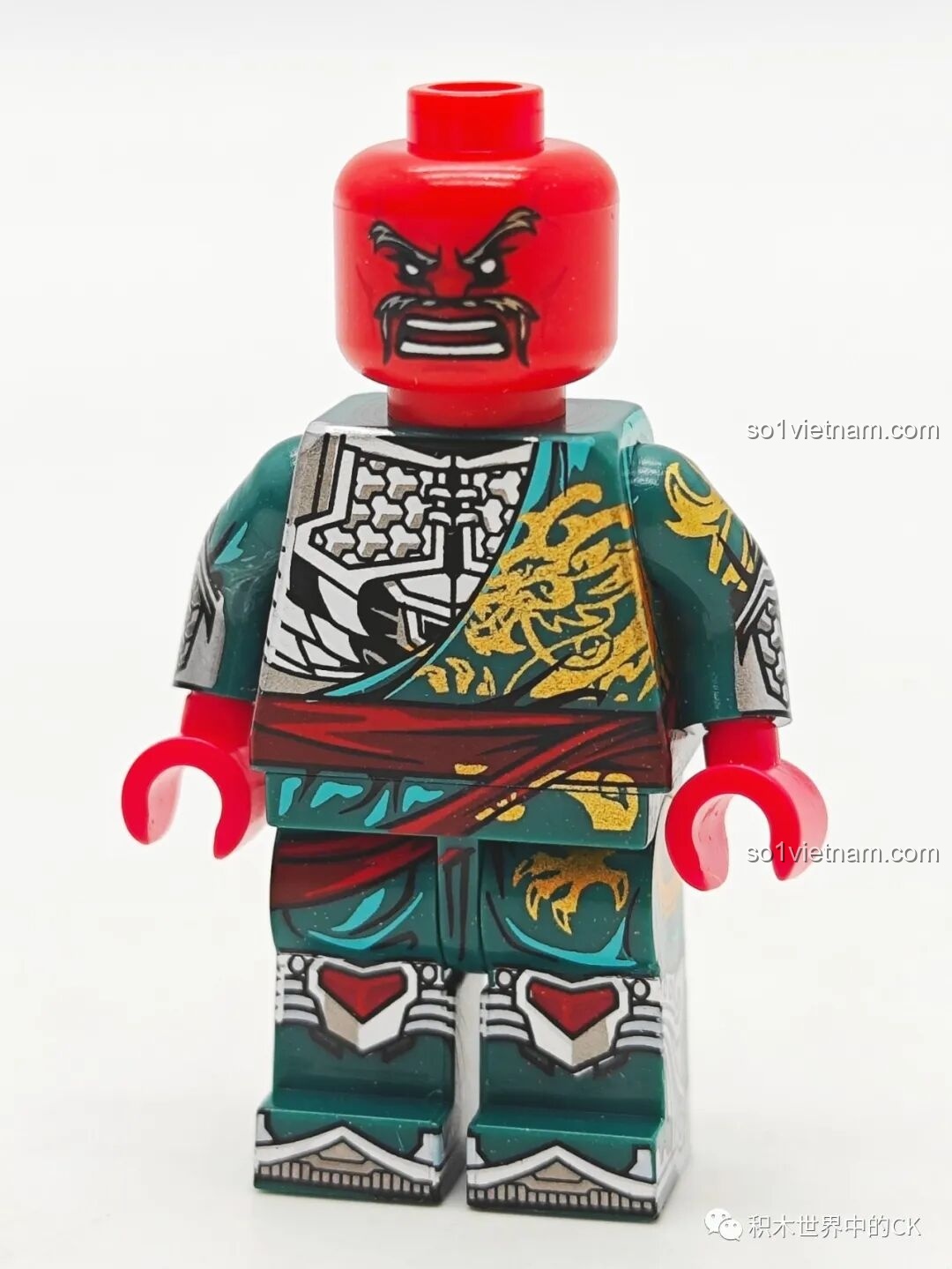 Minifigure Quan Vũ Kuzhao Studio đã lắp giáp hoàn chỉnh, cầm Long Đao, nhìn từ phía trước.
