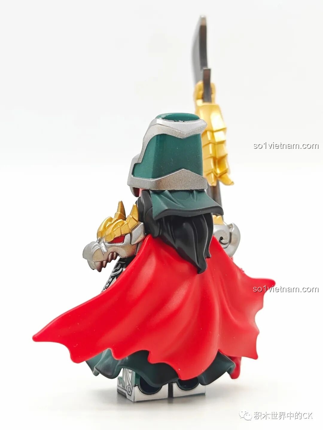 Minifigure Quan Vũ Kuzhao Studio được trưng bày trên đế, kèm thẻ bài và minifigure cơ bản.