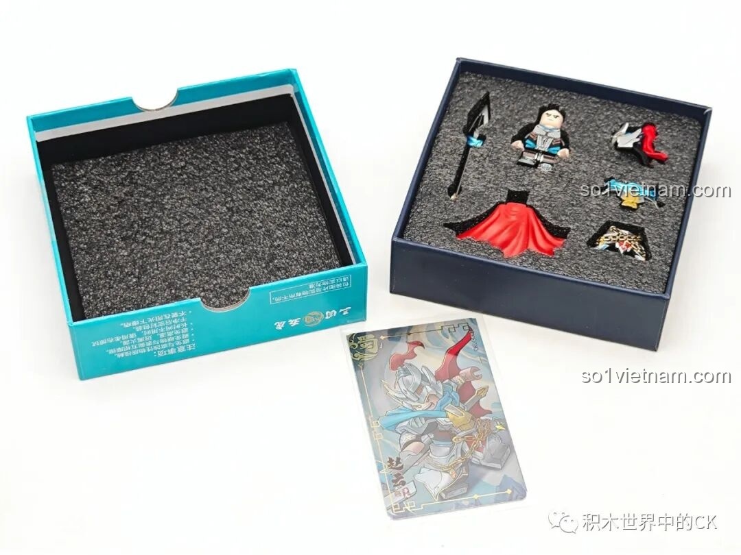 Nội dung bên trong hộp Triệu Vân Kuzhao Studio, bao gồm minifigure, phụ kiện và thẻ bài sưu tầm.