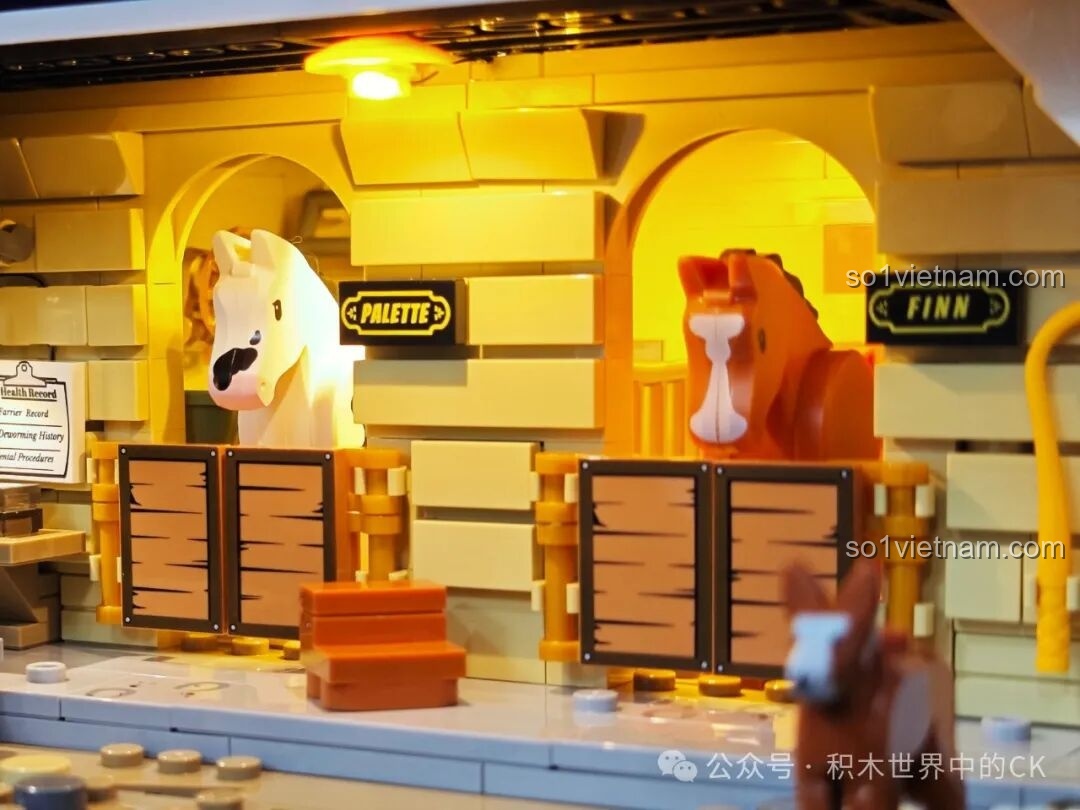 Hai chú ngựa đang đứng trong chuồng riêng của mình, có dán tên Palette và Finn, thuộc bộ FunWhole F9080.