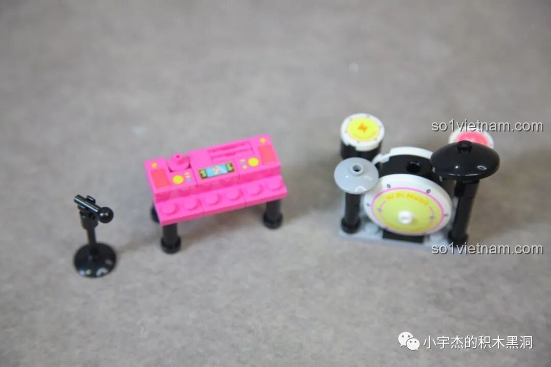 Cận cảnh dàn nhạc cụ mini trong bộ Sembo 714508, thiết kế chi tiết và đáng yêu.