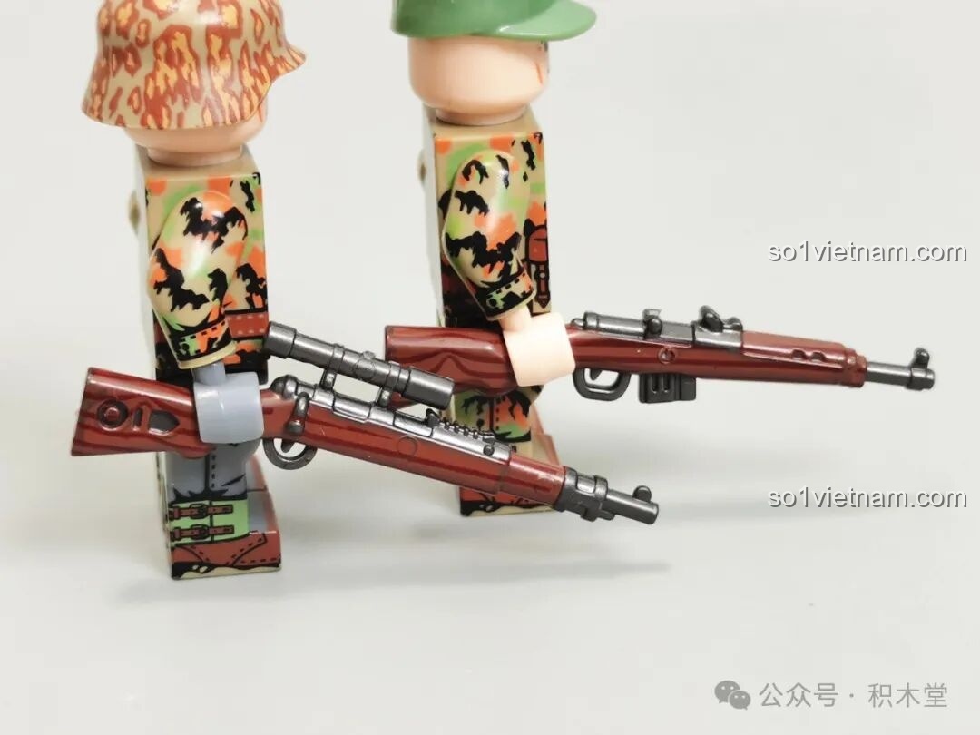 Cận cảnh nhân vật lính tăng bị thương của bộ Xe Tăng Maus 12GO 98002, với vết máu và lựu đạn.