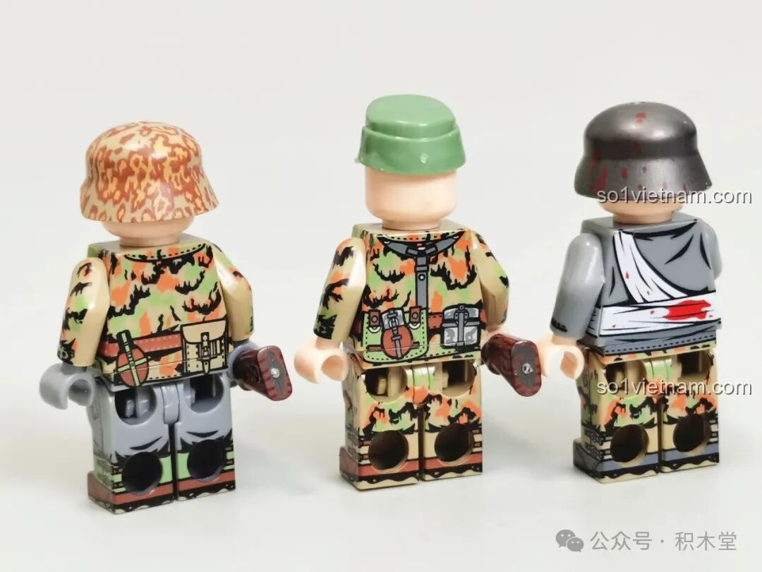 Ba nhân vật lính tăng ngụy trang của bộ Xe Tăng Maus 12GO 98002, một người bị thương, tạo cảnh chiến đấu.