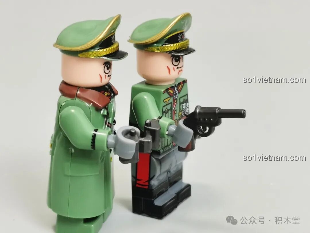 Nhân vật lính tăng bị thương của bộ Xe Tăng Maus 12GO 98002, với vết máu và lựu đạn vinh quang.