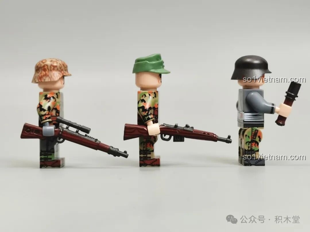 Hai nhân vật lính tăng ngụy trang cầm súng của bộ Xe Tăng Maus 12GO 98002, với súng trường chi tiết.