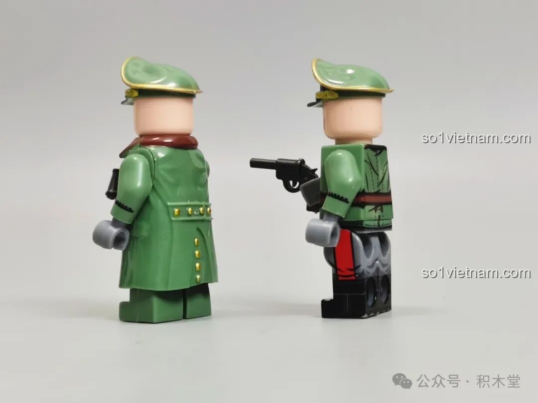 Nhân vật lính tăng cầm súng của bộ Xe Tăng Maus 12GO 98002, chi tiết từ mũ đến giày.