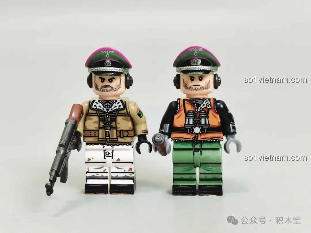 Hai nhân vật lính tăng đeo tai nghe cầm súng của bộ Xe Tăng Maus 12GO 98002, với súng máy chi tiết.