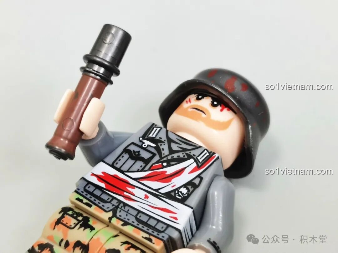 Hai nhân vật lính tăng đeo tai nghe của bộ Xe Tăng Maus 12GO 98002 nhìn từ phía sau, chi tiết trang phục.