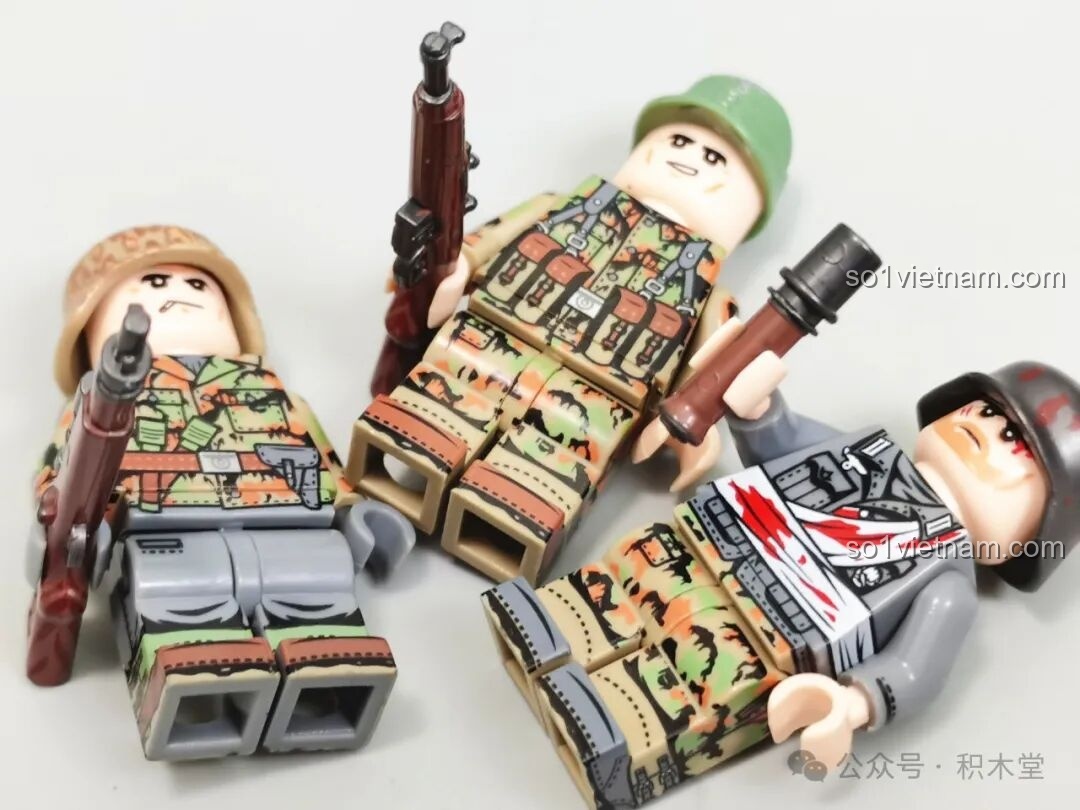 Hai nhân vật lính tăng đeo tai nghe của bộ Xe Tăng Maus 12GO 98002, với logo Beyerdynamic.