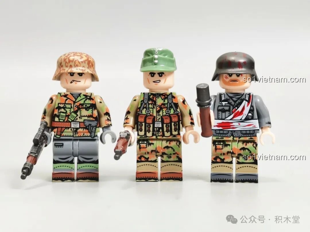 Ba nhân vật lính tăng ngụy trang của bộ Xe Tăng Maus 12GO 98002 nhìn từ phía sau, chi tiết in sắc nét.