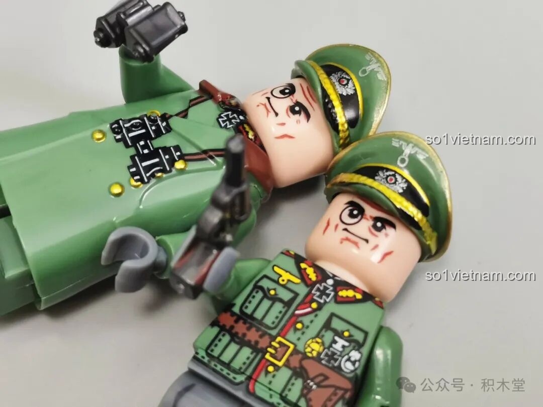 Ba nhân vật lính tăng ngụy trang của bộ Xe Tăng Maus 12GO 98002, với trang phục và vũ khí đa dạng.