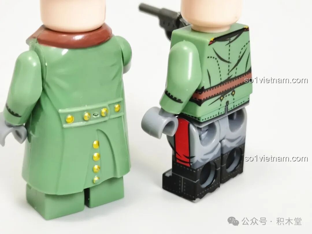 Các nhân vật lính tăng của bộ Xe Tăng Maus 12GO 98002 nhìn từ phía sau, thể hiện chi tiết trang phục.