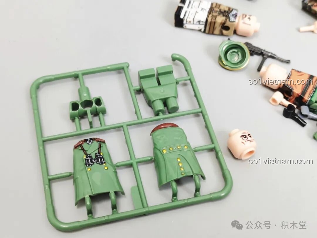 Hai phiên bản nhân vật Otto Moritz Walter Model của bộ Xe Tăng Maus 12GO 98002, với áo khoác và quân phục.