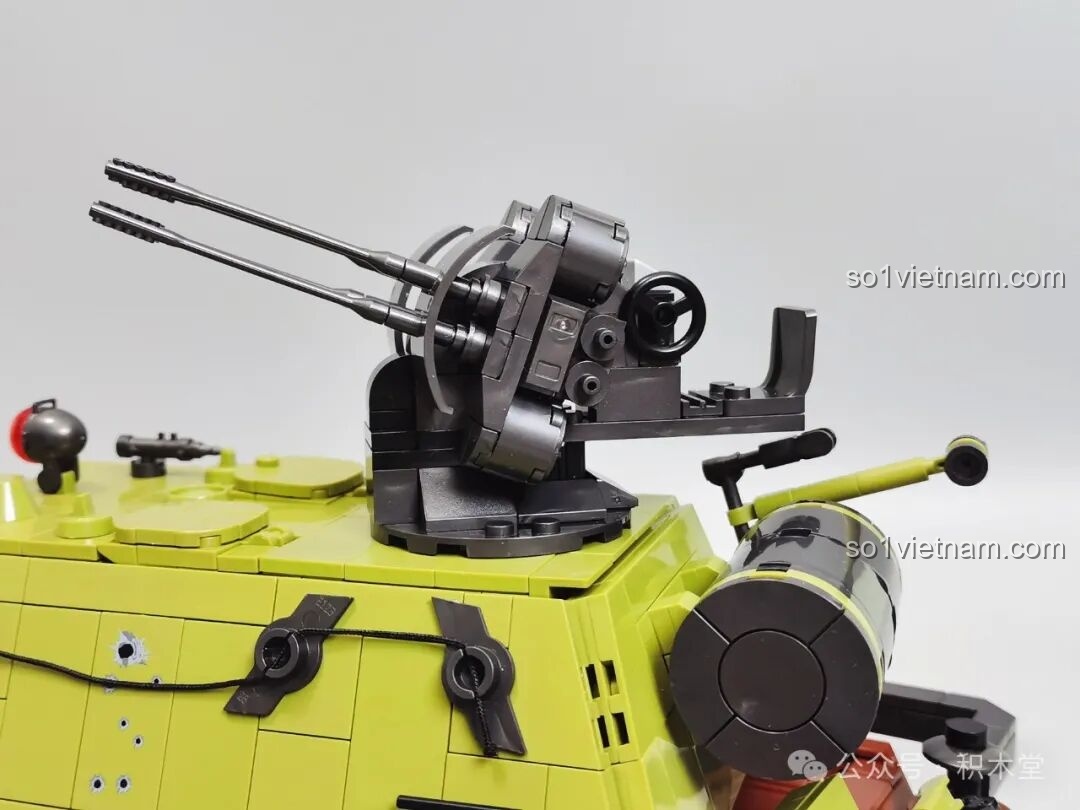 Hai nhân vật lính tăng trong khoang lái của xe tăng Maus 12GO 98002, tăng tính tương tác.