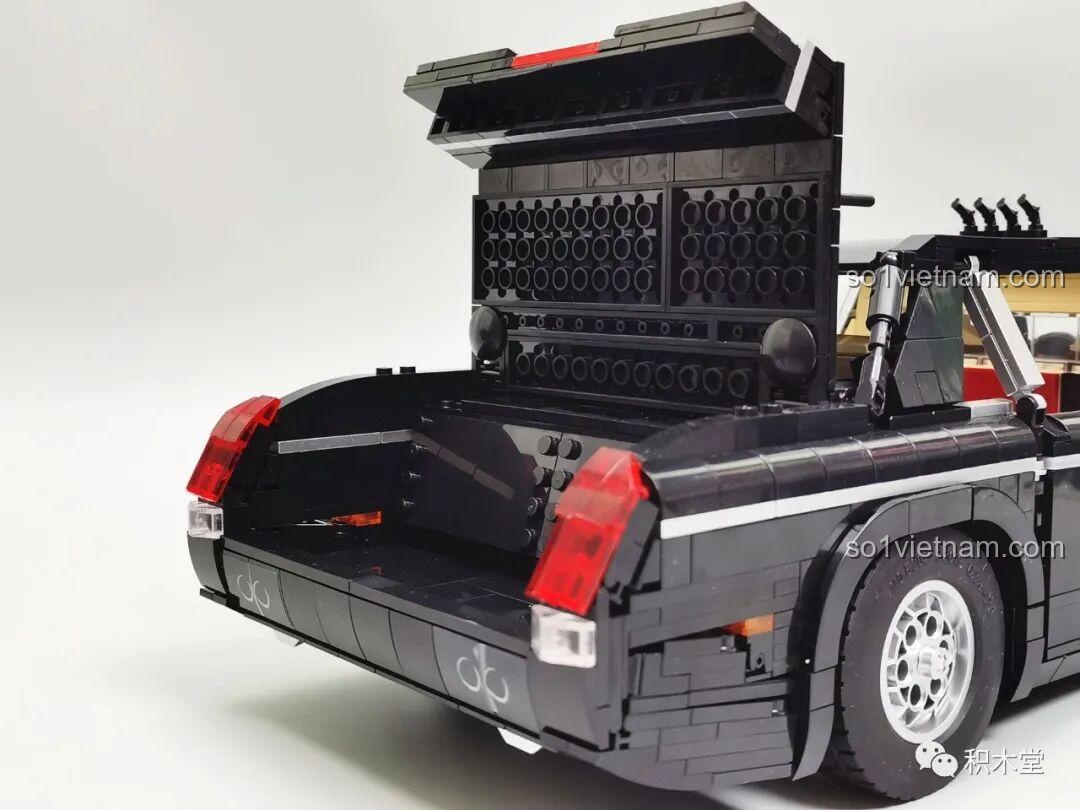 Nhân vật ngồi trong mô hình Zhimeng Tree T5043 Xe Lễ Tân Hồng Kỳ, thể hiện không gian nội thất.