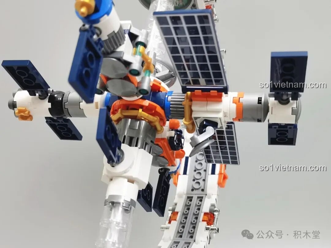 Trạm không gian bên trong mô hình Địa cầu Bình Minh JAKI CK003 nhìn từ trên xuống, với các tấm pin mặt trời mở rộng. Nhận xét JAKI 003 Địa cầu khám phá vũ trụ.