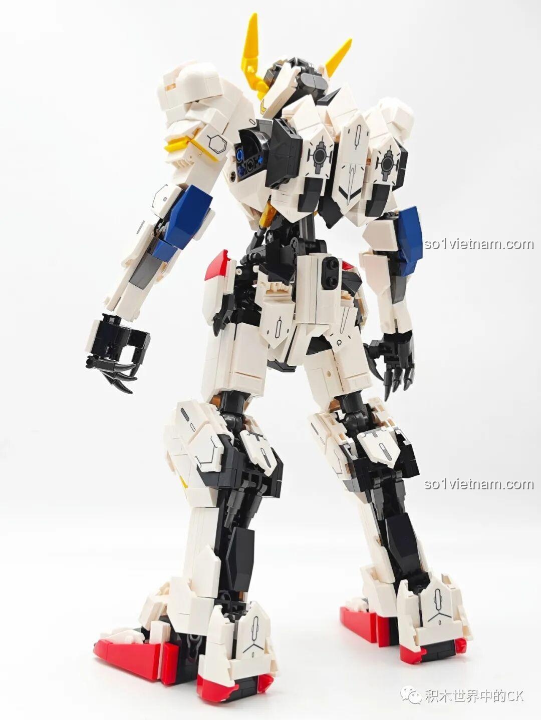 Phần lưng của robot JIESTAR 58029 Mecha Barbatos sau khi lắp giáp, với các chi tiết cơ khí phức tạp.