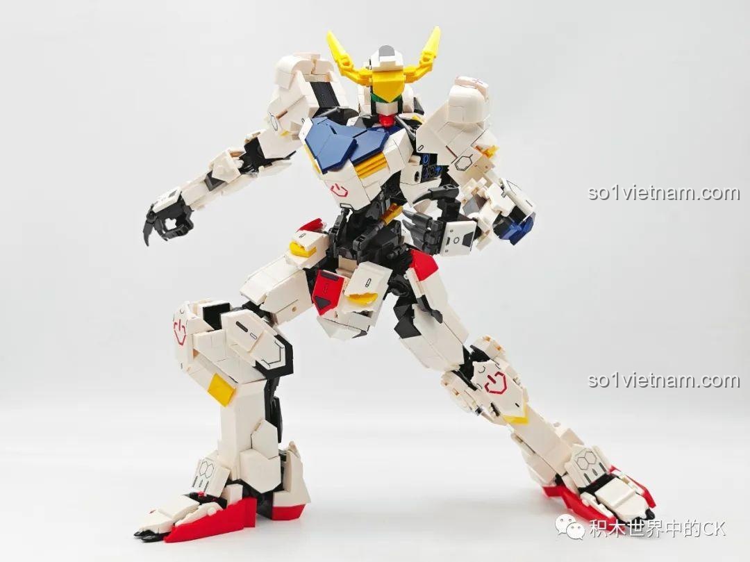 Robot JIESTAR 58029 Mecha Barbatos cầm vũ khí dạng giáo/chùy khổng lồ, sẵn sàng chiến đấu.