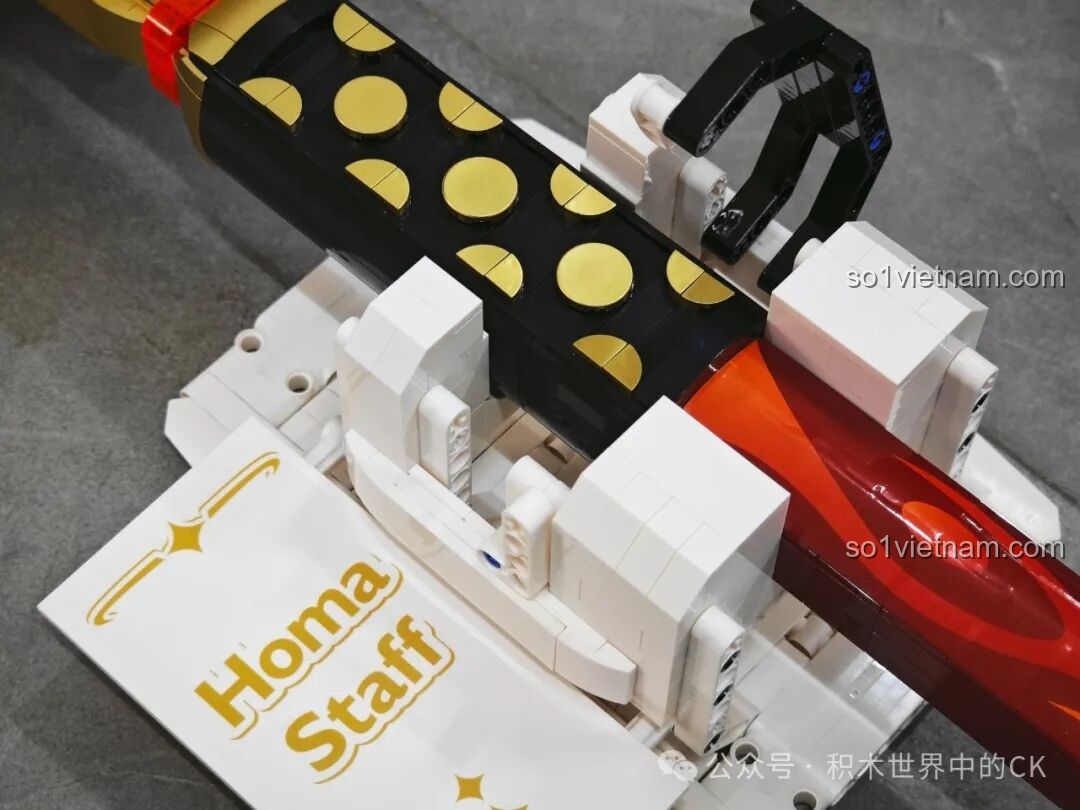 Cận cảnh phần giá đỡ của JIESTAR 58112 Trượng Hộ Ma Genshin Impact, thiết kế đơn giản nhưng hiệu quả, giữ vững cây trượng.