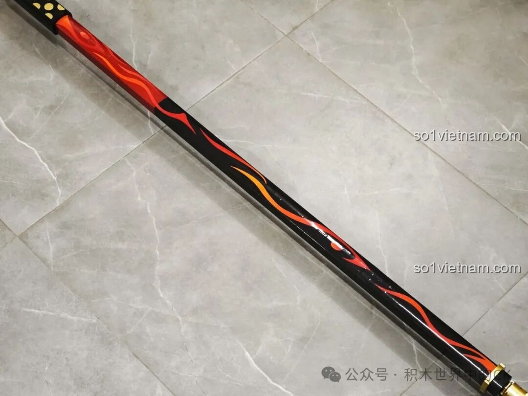 Họa tiết lửa uốn lượn trên thân JIESTAR 58112 Trượng Hộ Ma Genshin Impact, được tái hiện sống động bằng decal.