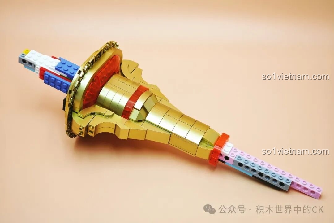 Giai đoạn đầu của quá trình lắp ráp JIESTAR 58112 Trượng Hộ Ma Genshin Impact, hình thành phần thân trượng, thể hiện sự khéo léo.