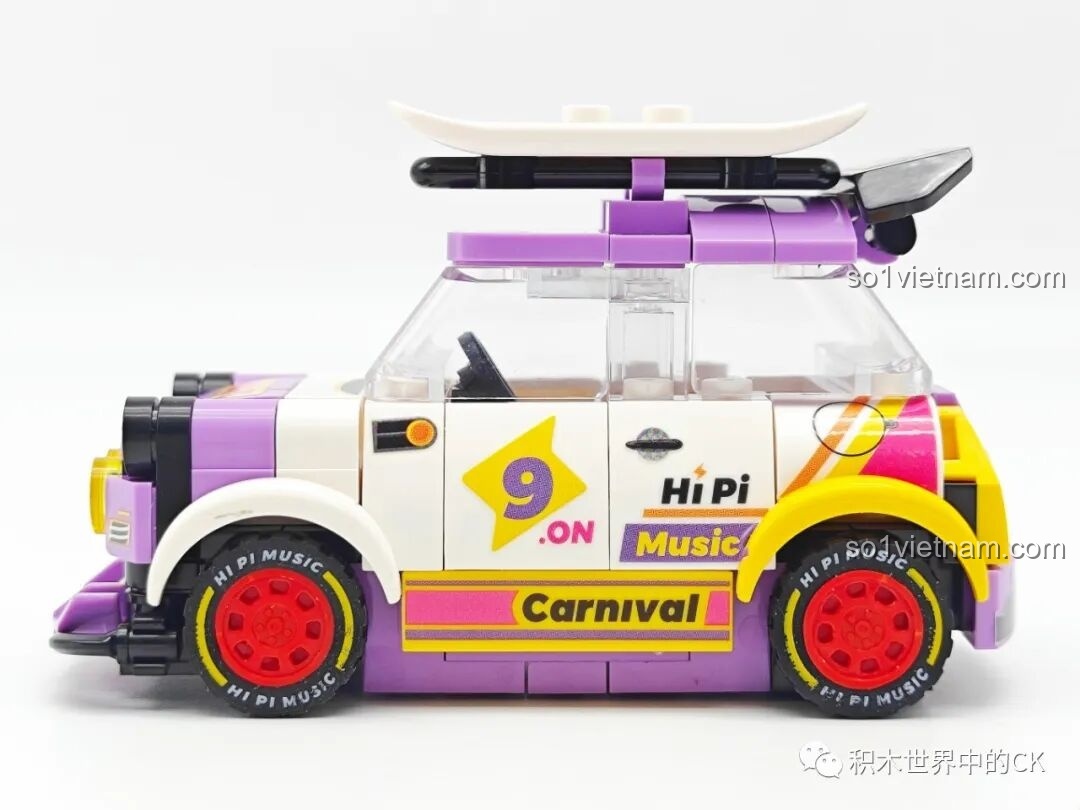 Nhận xét Sembo 714508 Container ban nhạc rock: chiếc xe có thiết kế đẹp mắt với các sticker 'Hi Pi Music' và 'Carnival'.