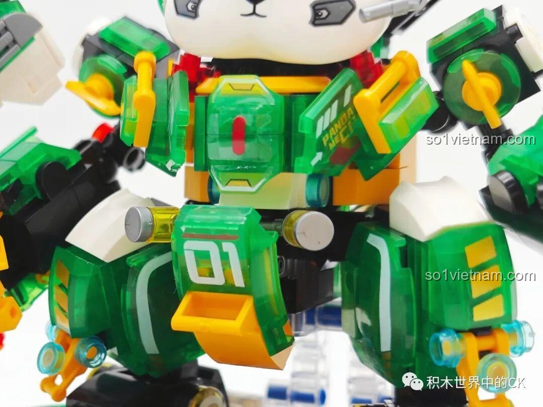 Chi tiết đế trưng bày của ZHEGAO 662011 Mô hình Mecha Gấu Trúc Phúc Bảo Hào, với tên mô hình và các đường nét công nghệ, đồ chơi lắp ráp phát sáng.