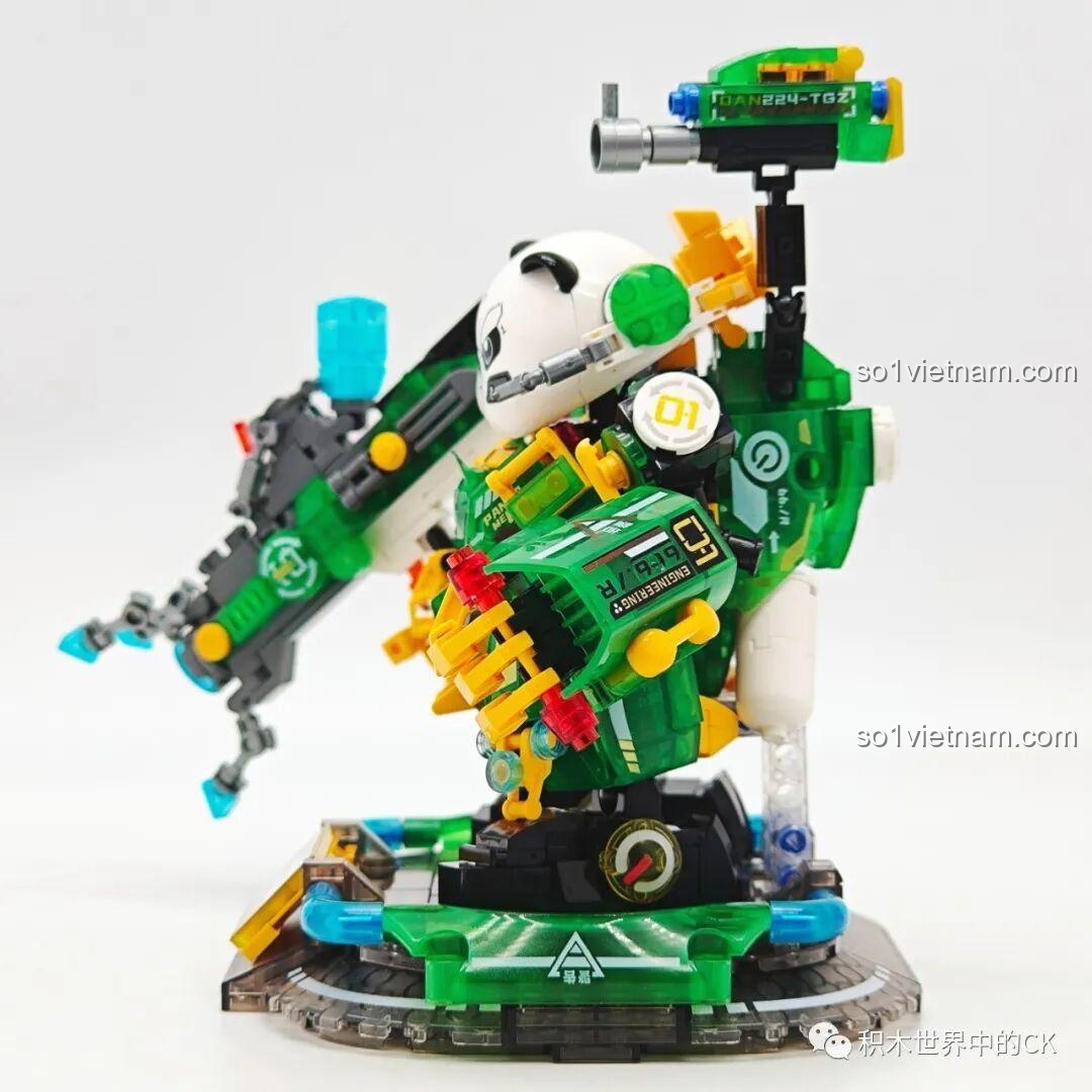 Mô hình ZHEGAO 662011 Mô hình Mecha Gấu Trúc Phúc Bảo Hào từ góc nghiêng, với vũ khí được gắn chắc chắn, đồ chơi lắp ráp phát sáng.