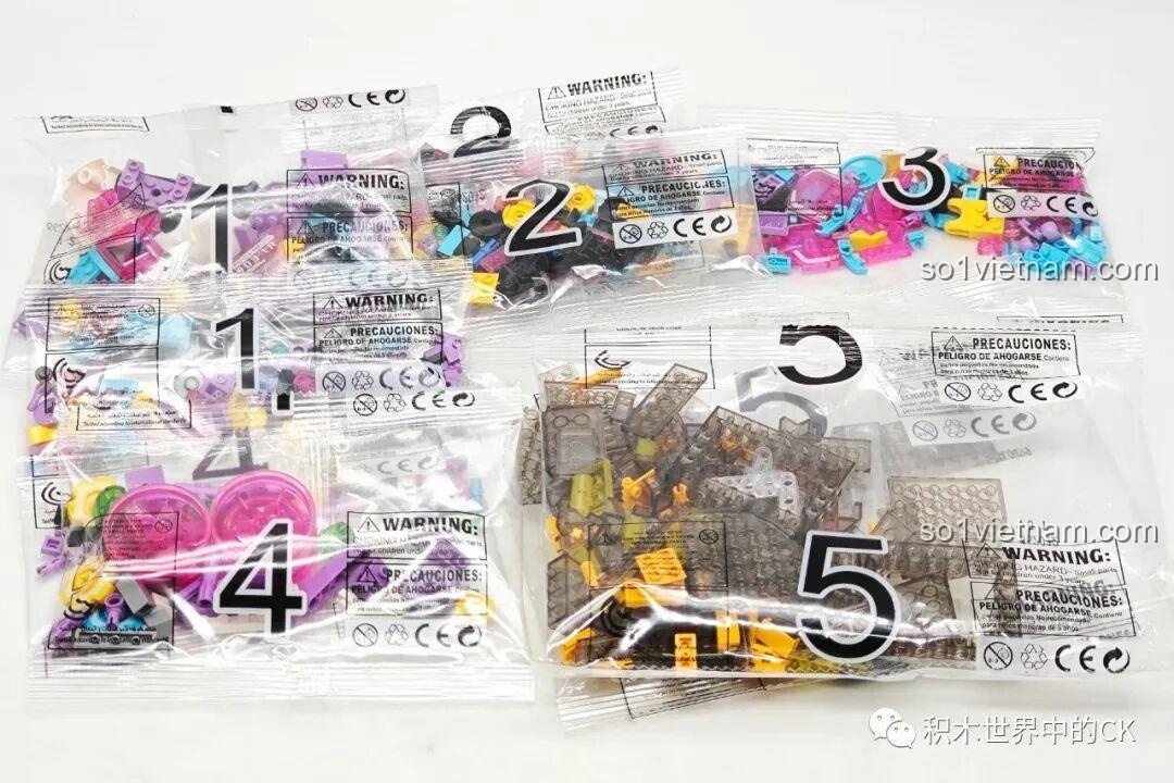 Mô hình ZHEGAO 662012 Mô hình Mecha Gấu Trúc Lilia trong giai đoạn lắp ráp ban đầu, với các chi tiết chân và thân.