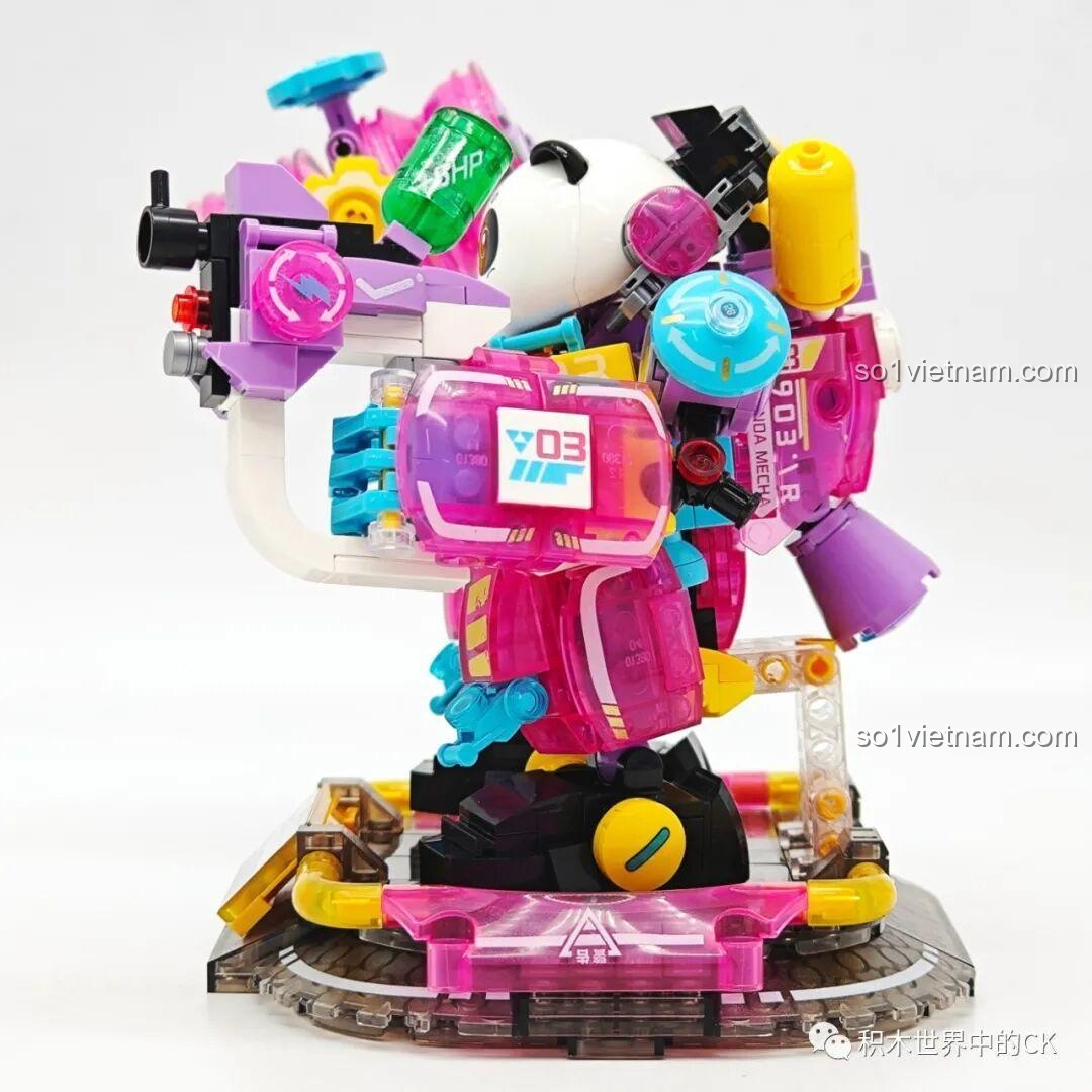 Góc nhìn chéo từ phía sau của ZHEGAO 662012 Mô hình Mecha Gấu Trúc Lilia, khoe các chi tiết phức tạp của mô hình.