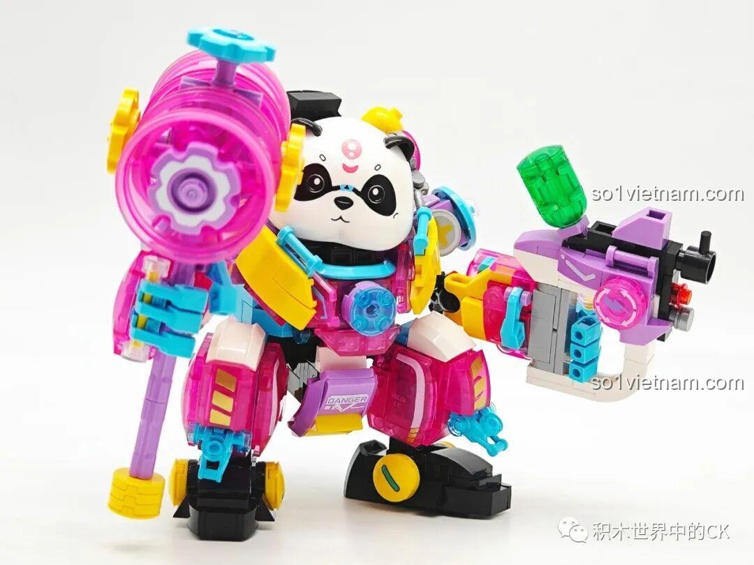 Mô hình hoàn chỉnh ZHEGAO 662012 Mô hình Mecha Gấu Trúc Lilia từ phía trước, với búa năng lượng và súng, đồ chơi lắp ráp cho bé trai 6 tuổi.