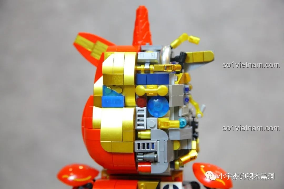 Mô hình ZHEGAO GZ8008 Robot bán cơ khí hoàn chỉnh trên bệ trưng bày, một tác phẩm ấn tượng.