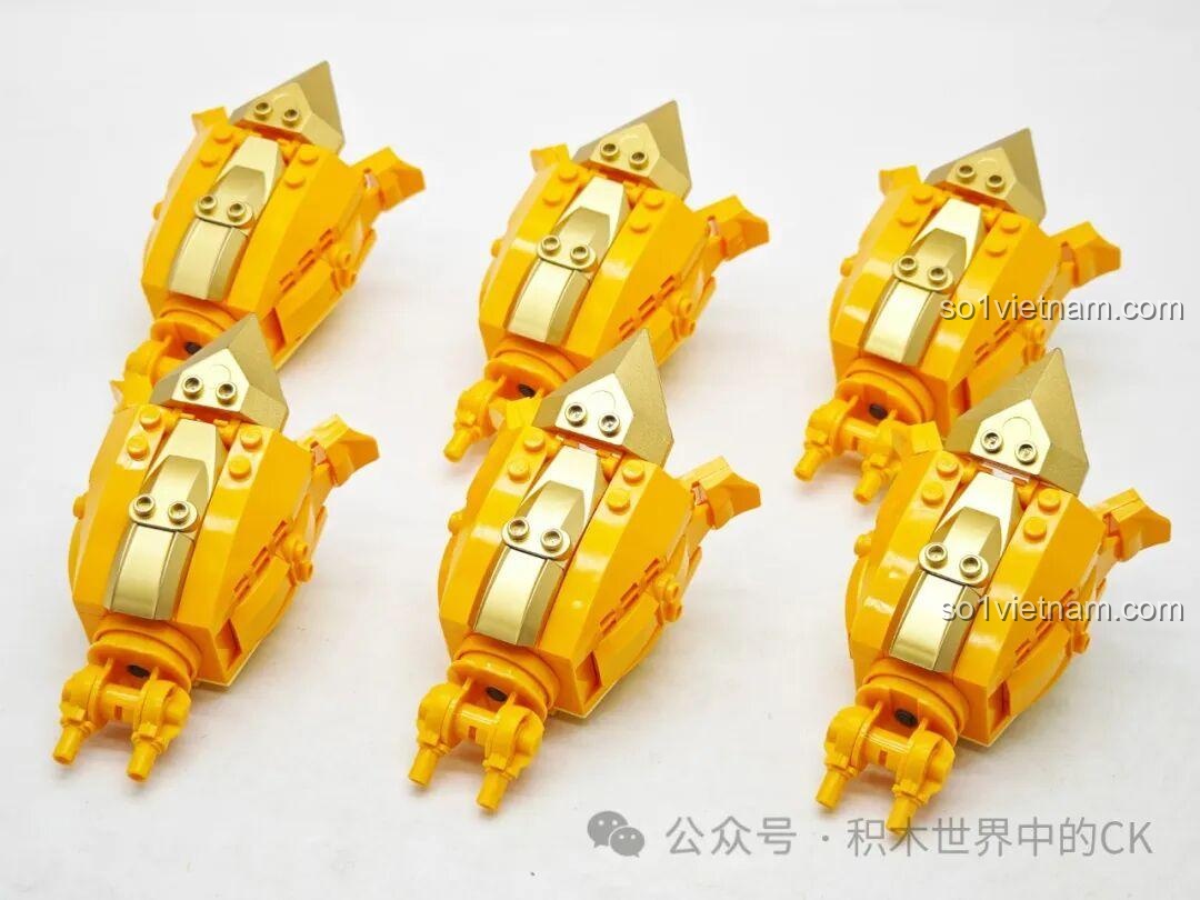 Sáu đốt thân của Rồng Vàng Keeppley K19908, sẵn sàng để được nối lại với nhau bằng các khớp cầu.