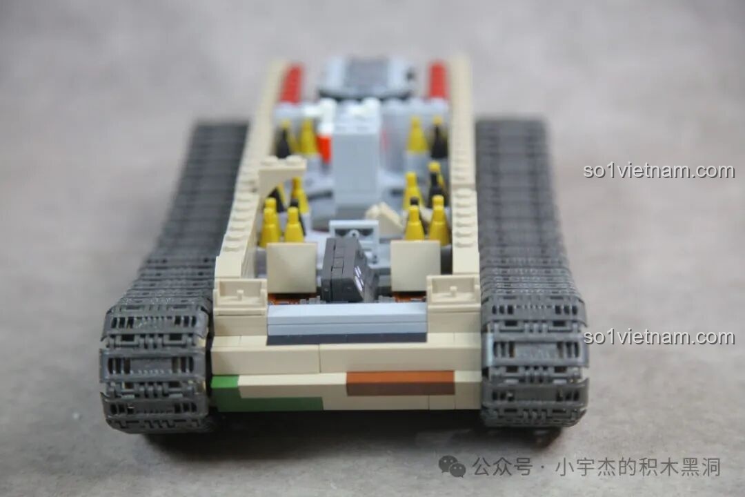 Góc nhìn trực diện khung gầm xe tăng Panther G 100252 sau khi đã lắp xong hệ thống bánh xích.