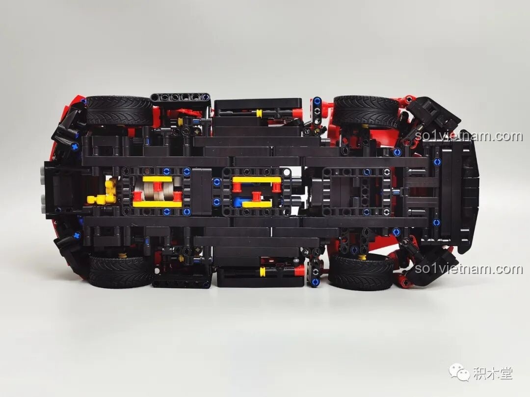 Góc nhìn từ dưới lên vào gầm xe của mô hình Panlos Brick 673006, lộ ra phần khung gầm technic chắc chắn.