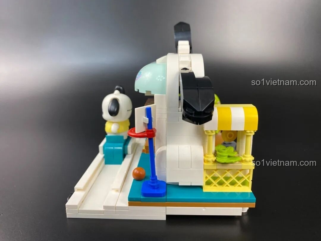 Nhìn từ phía sau mô hình nhà thi đấu Pochacco, có thể thấy rõ toàn bộ không gian nội thất bên trong.