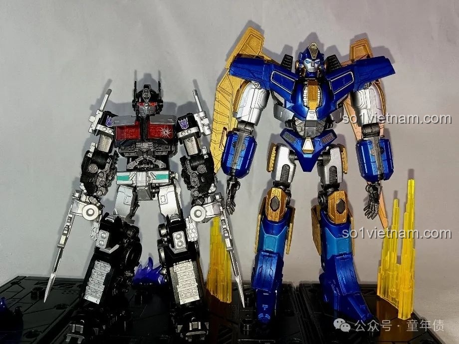 Góc nhìn từ phía sau của mô hình Sentinel Prime, khoe trọn bộ cánh và các chi tiết lưng được thiết kế tỉ mỉ.