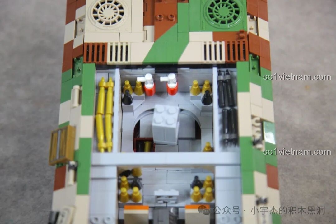 Nhìn từ trên xuống khoang chứa đạn bên trong xe tăng Panther G 100252, một chi tiết thiết kế tinh tế.