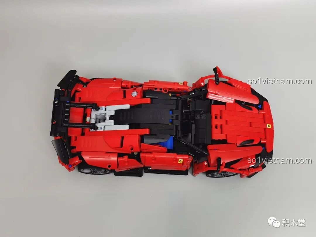 Góc nhìn từ trên xuống của mô hình Panlos Brick 673006, cho thấy toàn bộ phần mui xe và nắp động cơ.