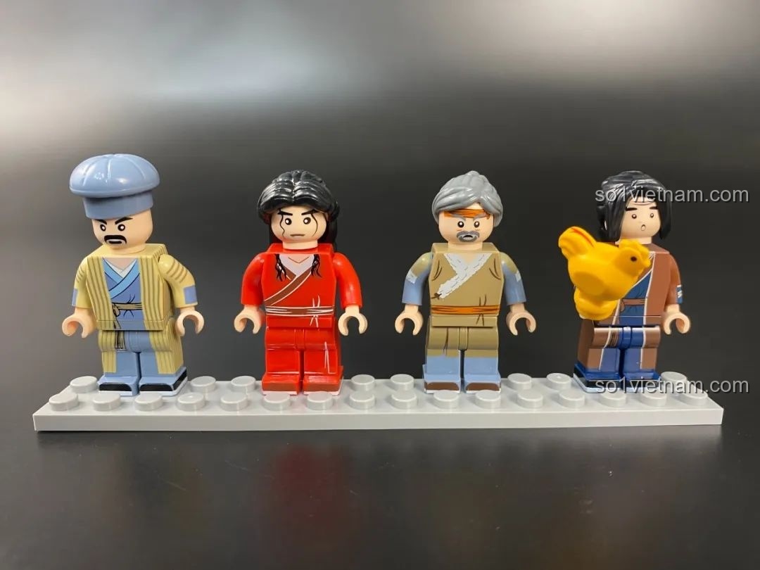 Cận cảnh 4 minifigures nam trong bộ xếp hình bối cảnh phim Võ Lâm Ngoại Truyện cho trẻ 6+.