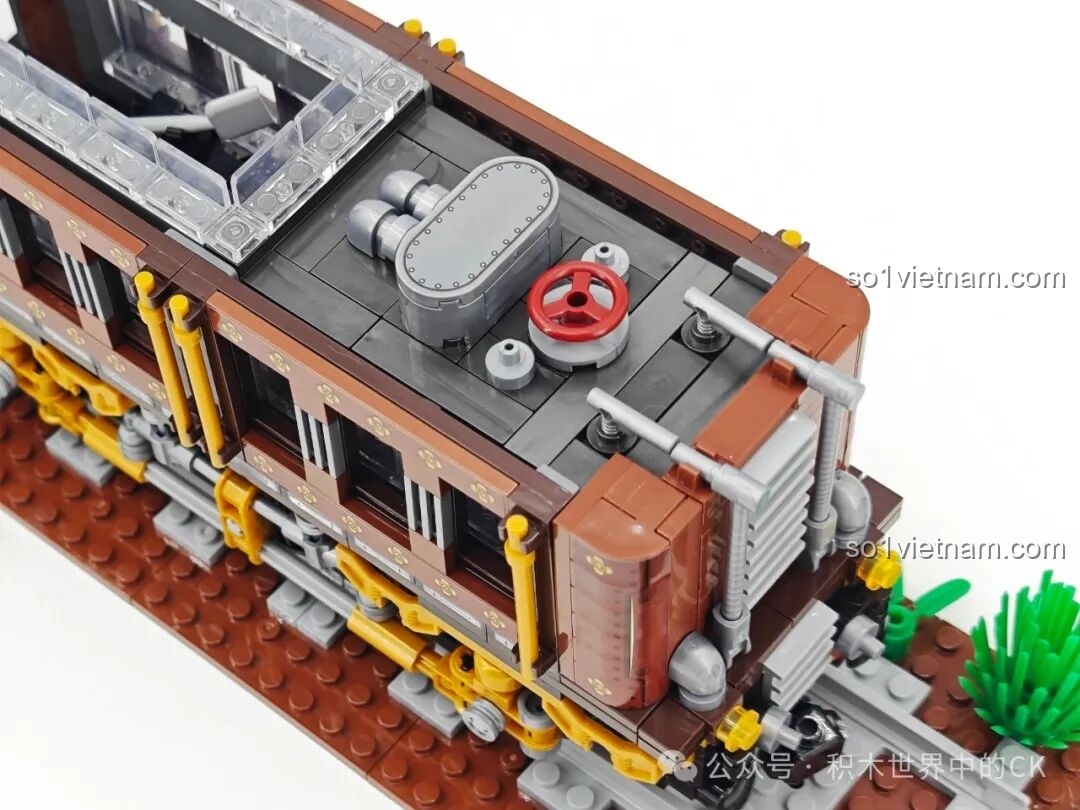 Chi tiết trên nóc của toa chở than ZHEGAO 958016, bao gồm van xoay và các đường ống.